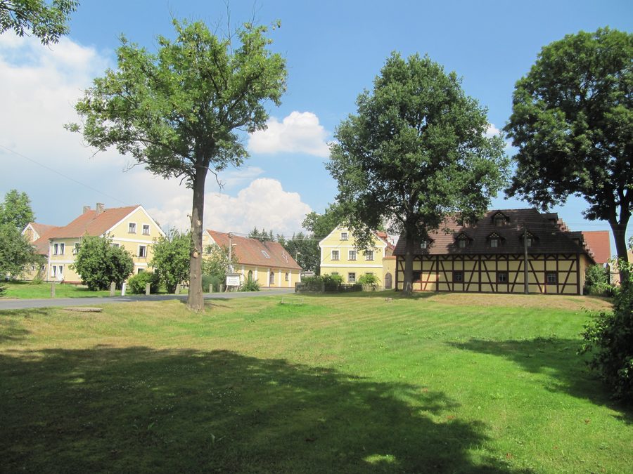 Dorfplatz von Nový Drahov, einem Ortsteil der Gemeinde Třebeň im Bezirk Cheb