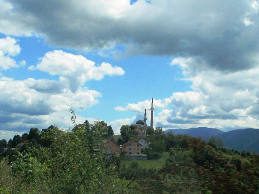 Panorama des Dorfes Izačić in der Gemeinde Bihać mit zwei Moscheen