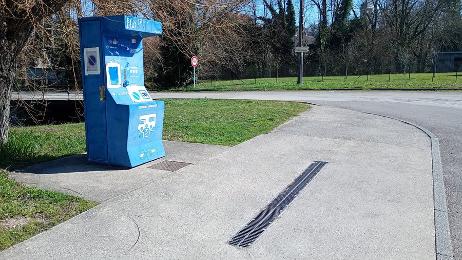 File:Aire CC Bucey-lès-Gy Sanitary dump station.jpg