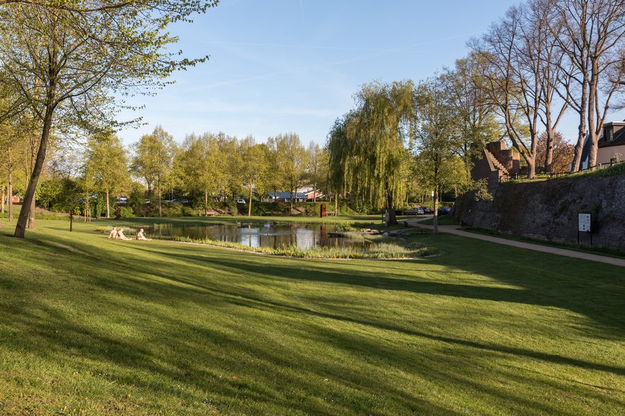 Parco presso le mura cittadine davanti alla Rheintor a Rees