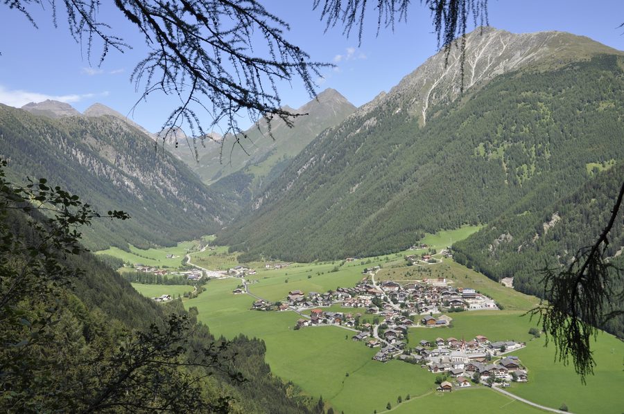Vals bei Mühlbach im Valler Tal mit den Pfunderer Bergen