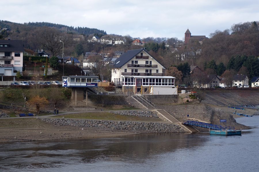 Rurberg am Rursee mit der Anlegestelle am Ufer
