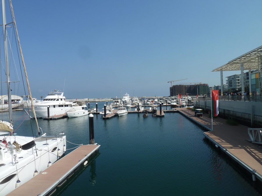 Marina di Al Mouj con moderno waterfront a Muscat