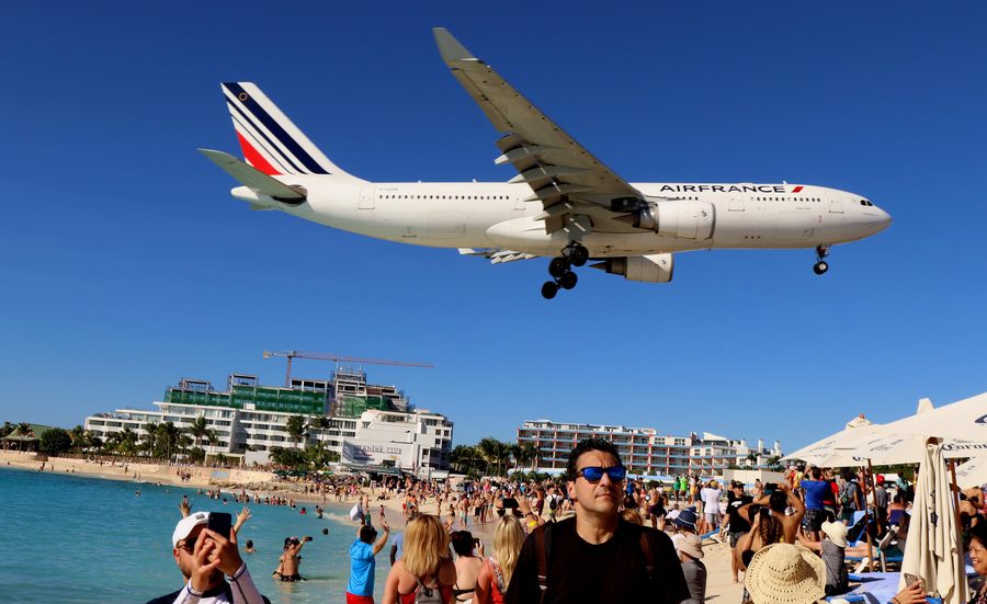 Ein Air-France-Flugzeug im Landeanflug über dem Strand von Maho Beach auf Sint Maarten