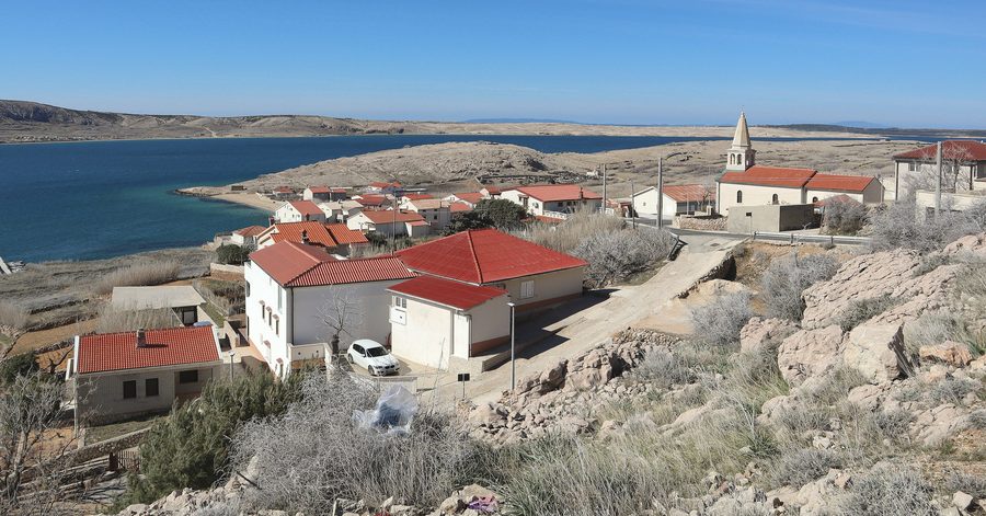 Zubovići sull'isola di Pag in Croazia, vista da est
