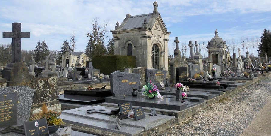 File:Rambervillers, Cimetière 1.jpg