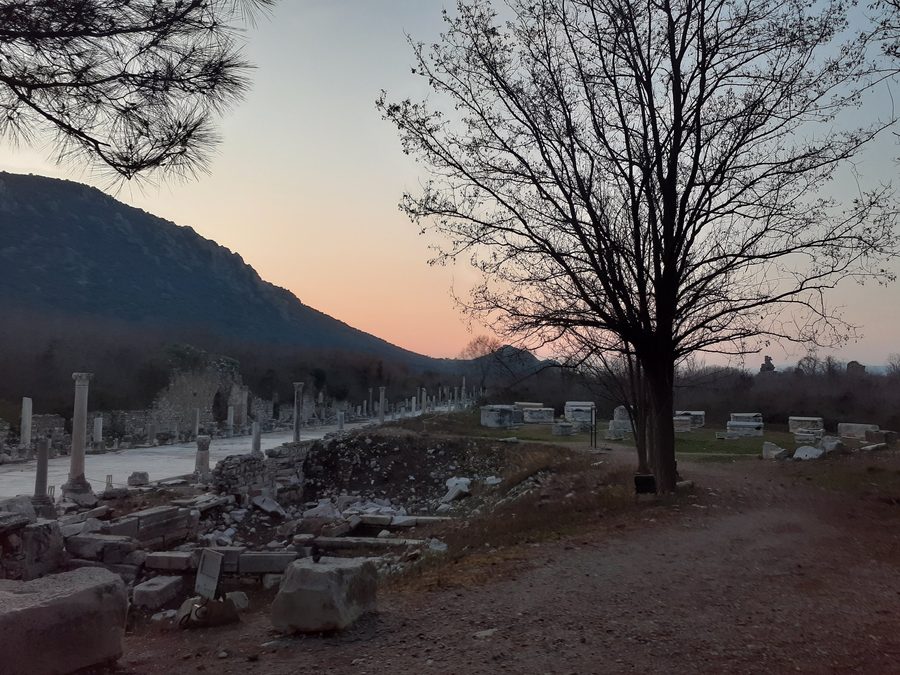 Antike Ruinen von Ephesos bei Sonnenuntergang in der Provinz İzmir