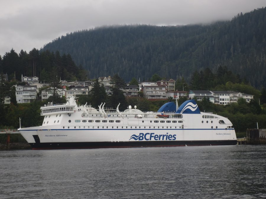 Un traghetto ormeggiato al terminal dei traghetti di Prince Rupert.