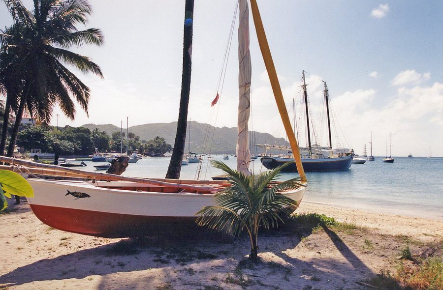 Admiralty Bay in Port Elizabeth auf Bequia mit Booten und grünen Hängen