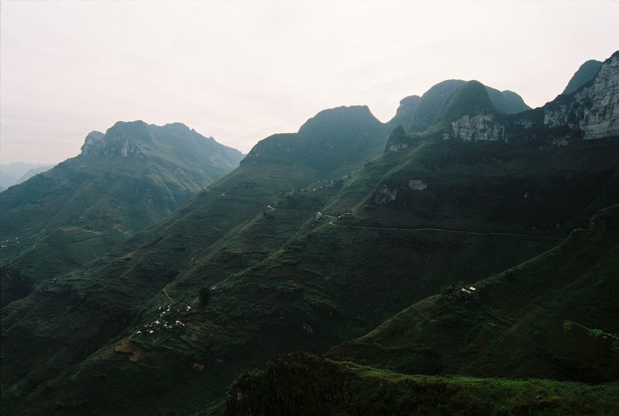 Kurvenreiche Bergstraße am Mã-Pí-Lèng-Pass in der Provinz Hà Giang