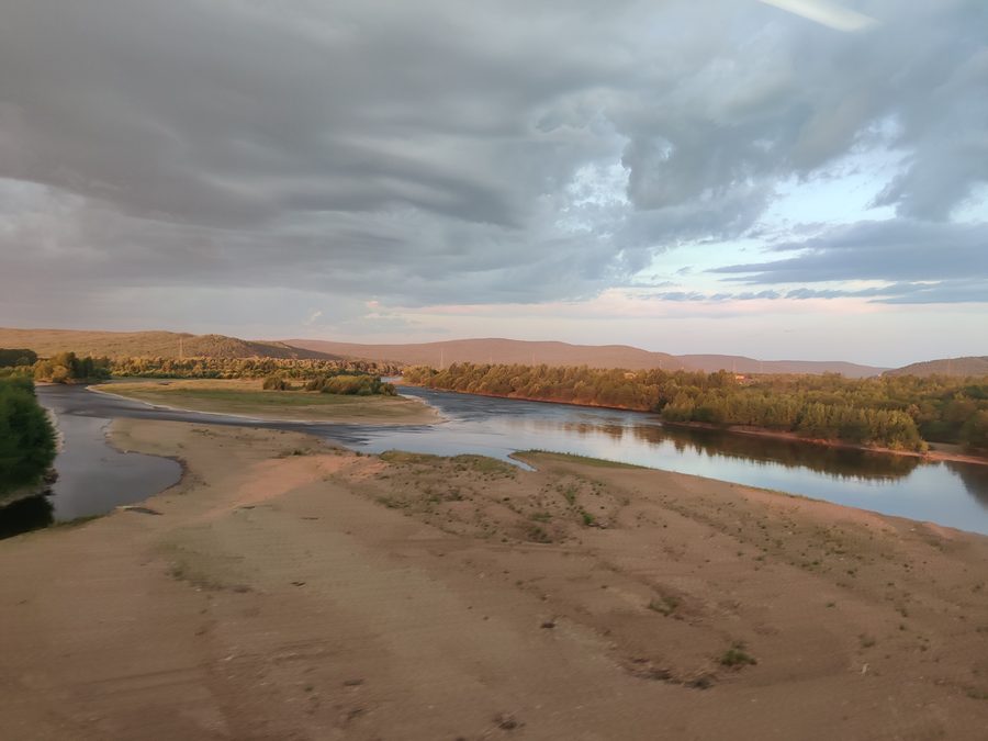 Huma-Fluss im Kreis Tahe in Heilongjiang, gesehen von der Huma-Fluss-Eisenbahnbrücke