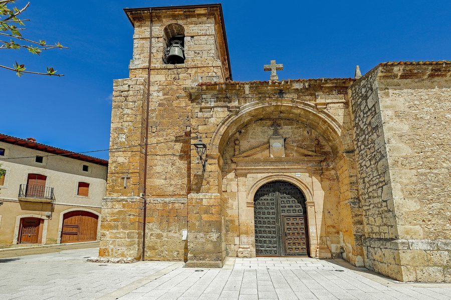Portale principale della chiesa di Nuestra Señora de la Asunción a Baños de Valdearados