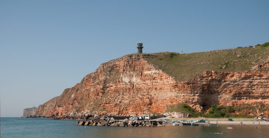 Felsige Küste der Bucht Bolata nahe Kap Kaliakra in Bulgarien