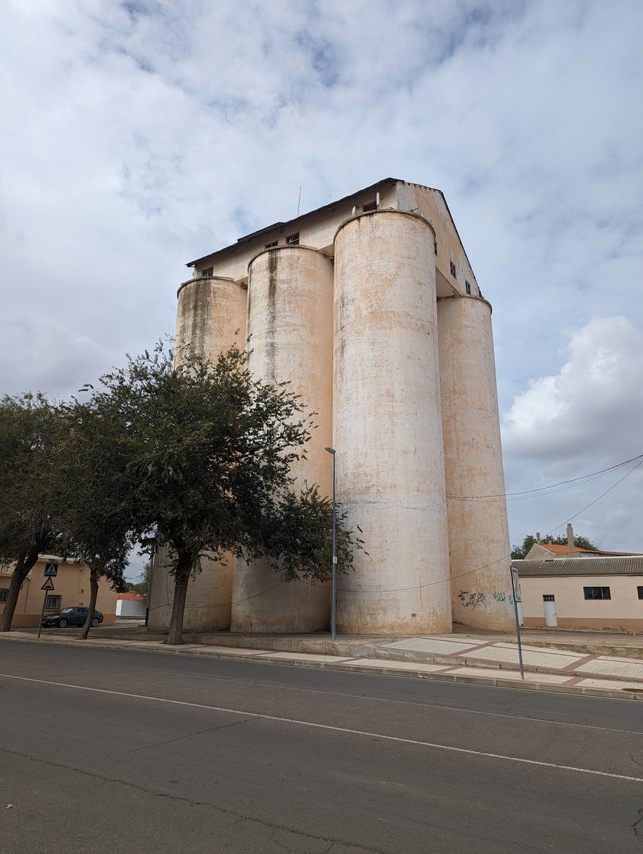 File:Silo de Villacañas 01.jpg