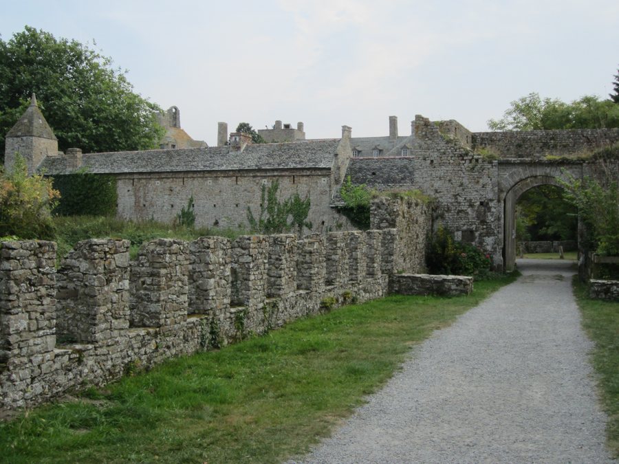 File:Château de Pirou, 2012 (2).JPG
