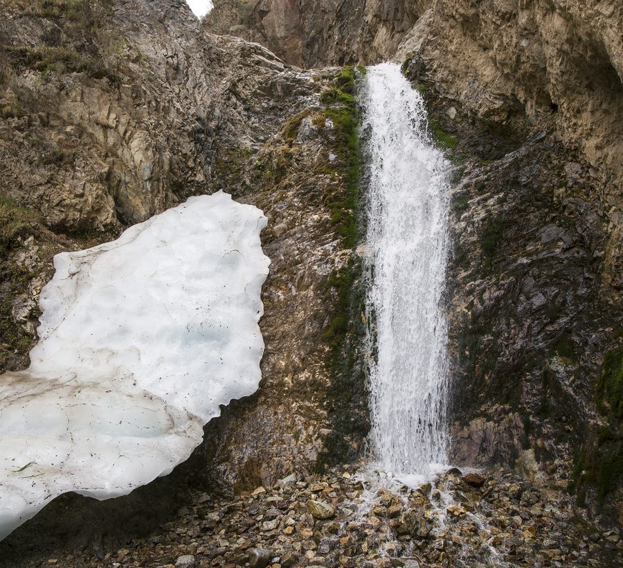 Wasserfall in der Ysyk-Ata-Schlucht in der Region Tschüi, Kirgisistan