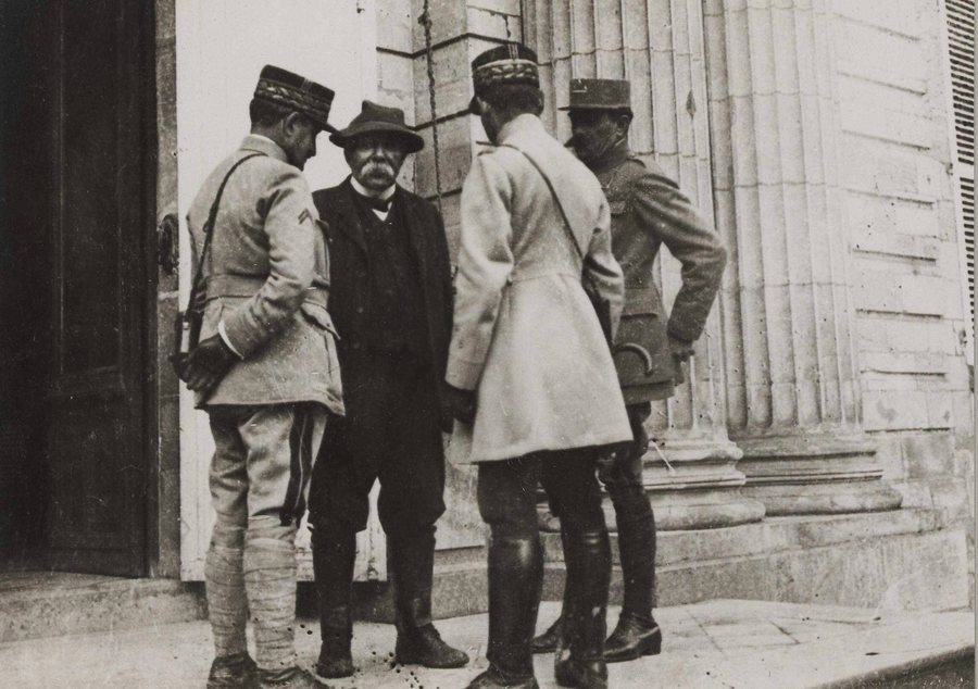 File:G. Clémenceau au château de Monchy-Humières 6 mai 1918.jpg