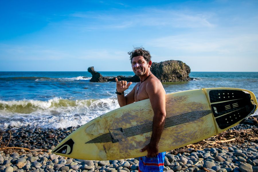 Surfer sulla costa pacifica di El Salvador