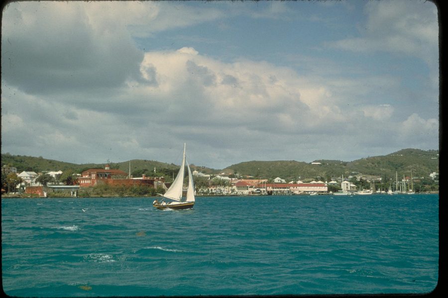 Segelboot vor der historischen Waterfront von Christiansted auf St. Croix