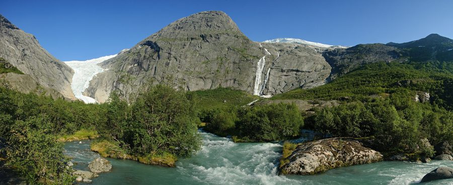 Briksdalsbreen nel Briksdal con valle, cascata e fiume