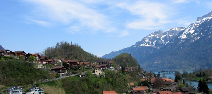 Blick auf das Dorf Goldswil und die alpine Landschaft des Bödeli bei Interlaken