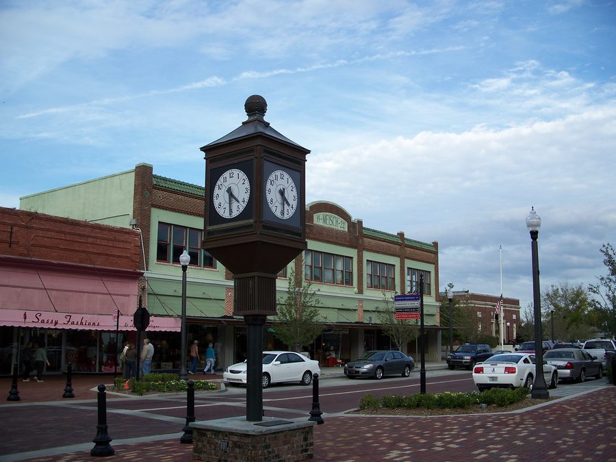 Orologio stradale nel quartiere commerciale storico di Sanford, Florida