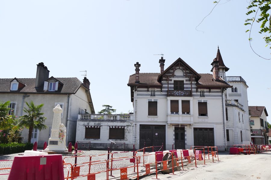 File:Gelos - Monument aux morts et maisons - 1.jpg