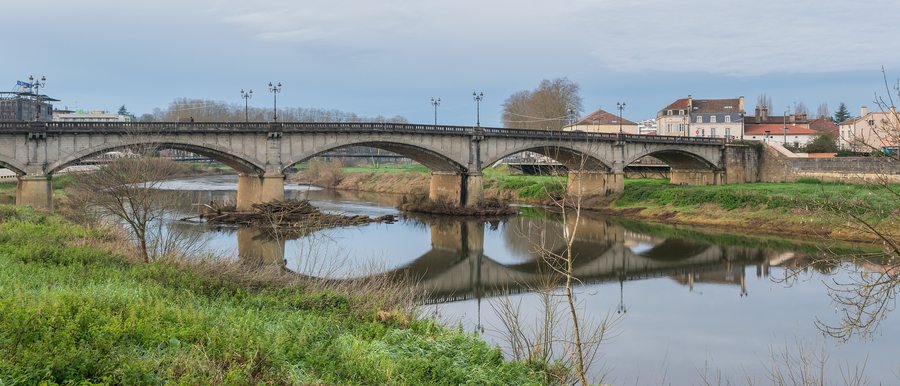 File:Old bridge over the Adour river in Dax (4).jpg