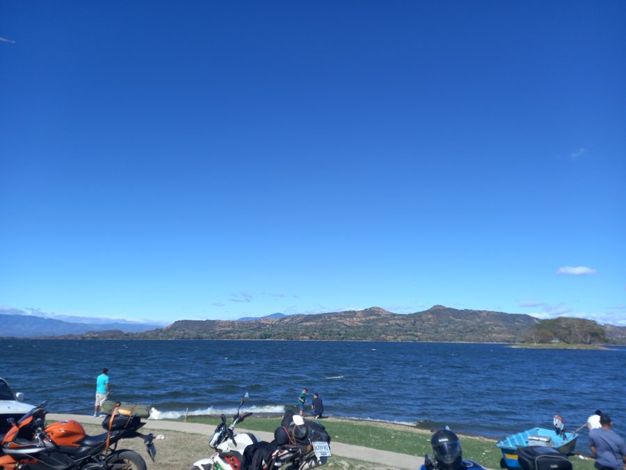 Vista de la orilla del Lago Suchitlán en Suchitoto, departamento de Cuscatlán, El Salvador