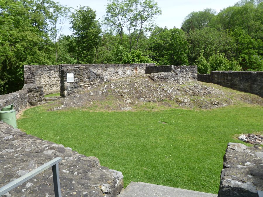Ruine Untere Burg Schellenberg mit Innenhof und Zugangstor