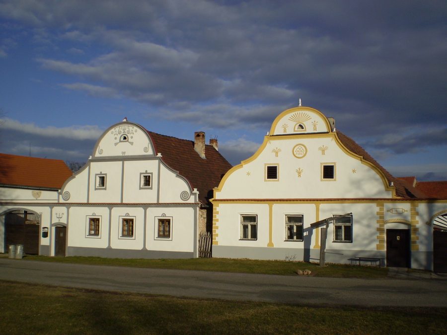 La piazza del villaggio di Holašovice con case tradizionali della Boemia meridionale
