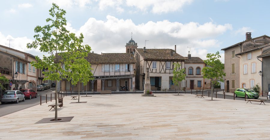 File:Places des Arcades in Realville (2).jpg