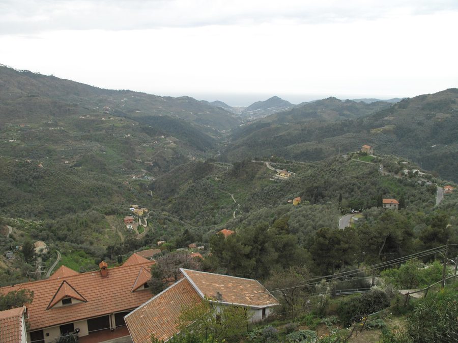Vista da Perinaldo sul paesaggio ligure fino al mare