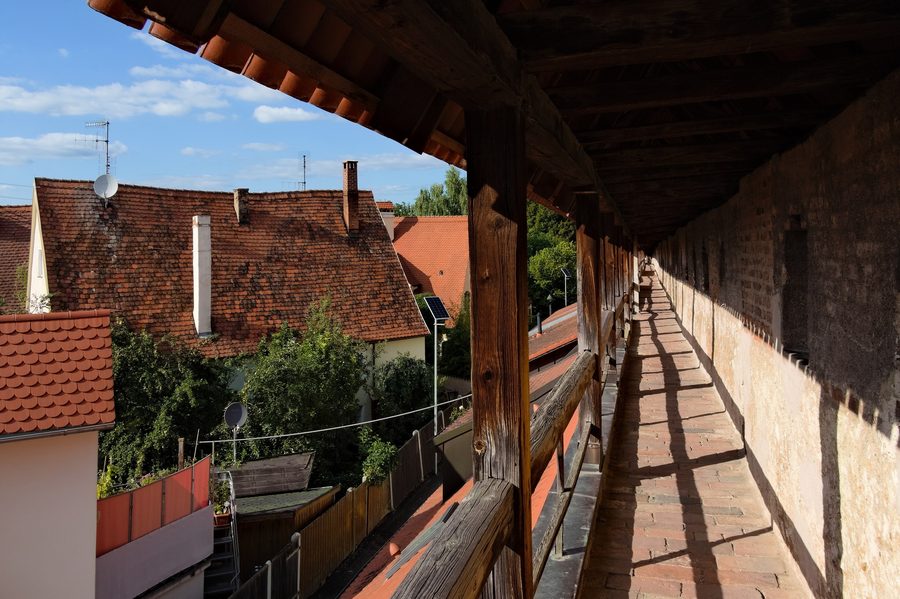 Stadtmauer von Nördlingen mit Wehrgang zwischen Reimlinger Tor und Deininger Tor