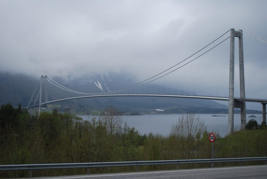 Ponte Gjemnessund sulla strada europea E39 in Møre og Romsdal, Norvegia