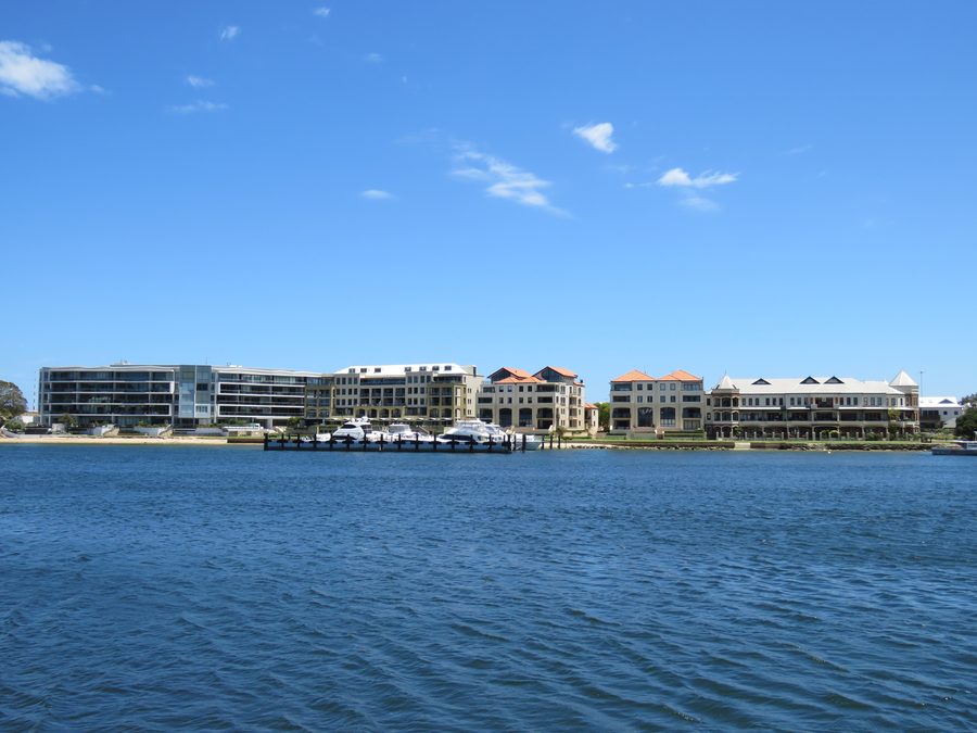 Palazzi di appartamenti sul Swan River a North Fremantle, Australia Occidentale