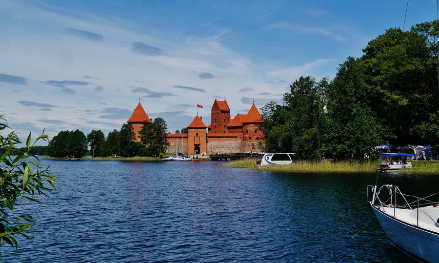 Il castello sull’isola di Trakai che emerge dall'acqua a Trakai, Lituania.