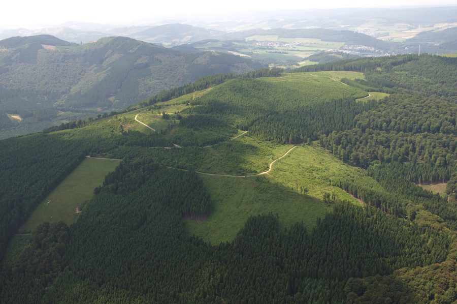 Blick auf die Berge Heidkopf und Olsberg im Sauerland