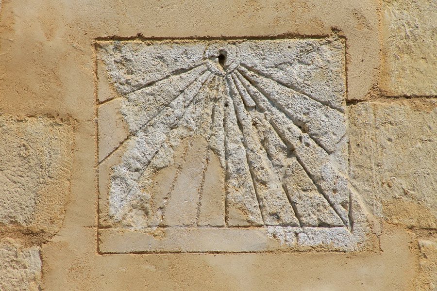 File:Potigny église Notre-Dame-du-Rosaire cadran solaire.JPG