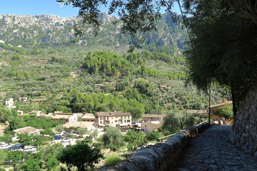 File:Fornalutx, Carrer Tramontana.jpg