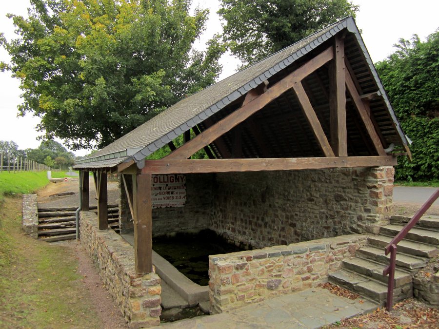 File:Folligny - Lavoir.JPG
