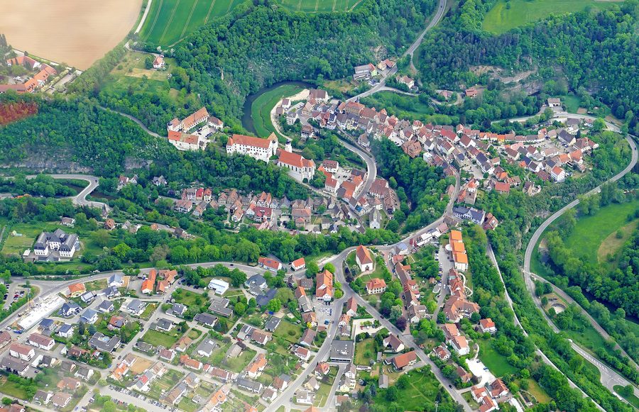 Veduta aerea del centro di Haigerloch nella valle dell’Eyach