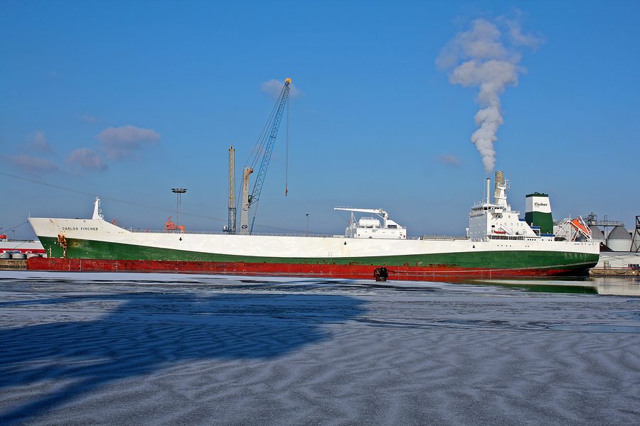 Frachtschiff Carlos Fischer im Hafen von Emden