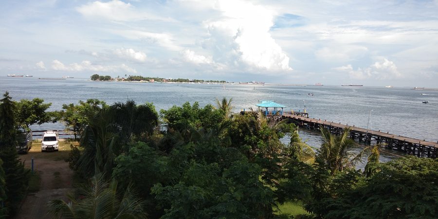 Uferpromenade von Losari Beach in Makassar an einem sonnigen Sonntagmorgen