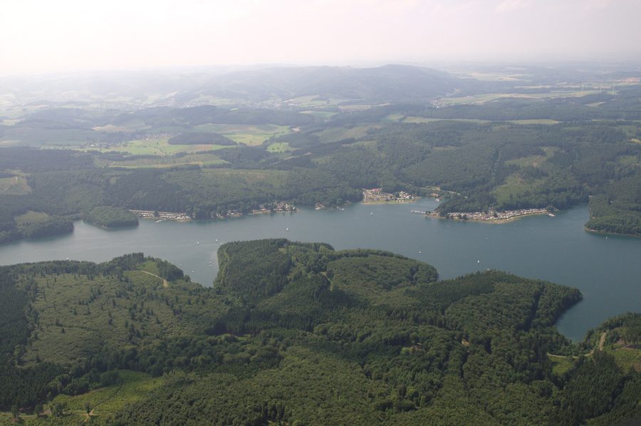 Veduta aerea del Sorpesee nel Sauerland tra Langscheid e Amecke.