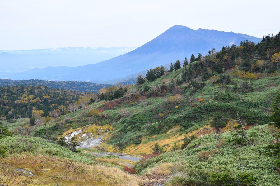 Blick vom Hachimantai auf die Berglandschaft der Präfektur Iwate mit Mount Iwate rechts