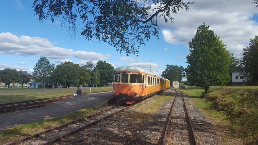 Un treno turistico da Virserum su una ferrovia a scartamento ridotto in Svezia