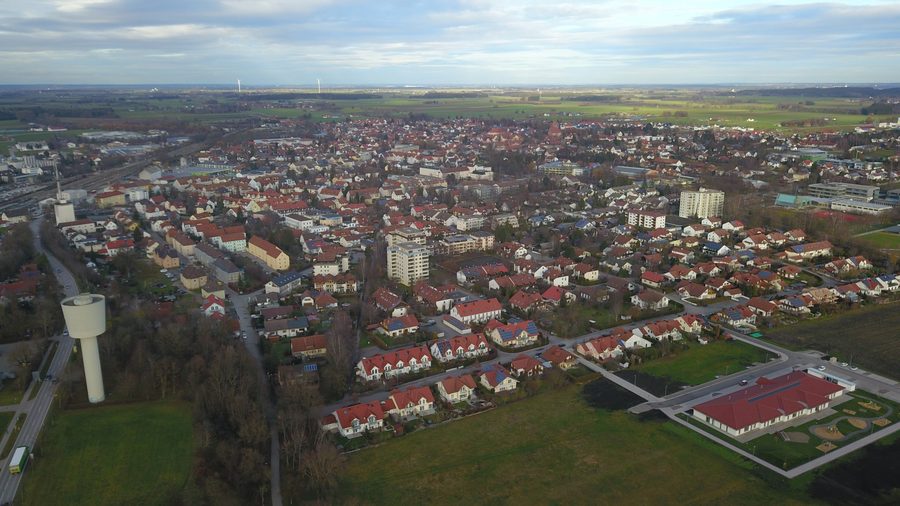 Luftaufnahme von Buchloe mit dem markanten Wasserturm