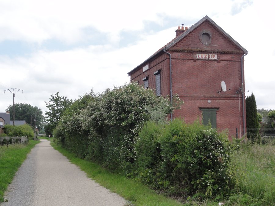 File:Luzoir (Aisne) ancienne gare, Axe Vert de la Thiéarache.JPG