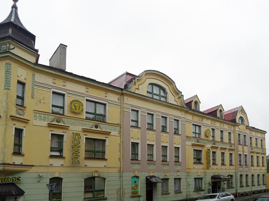 Wohn- und Geschäftshaus in Aš (Asch) an der Nádražní/Čapkova-Straße, heute Hotel Goethe